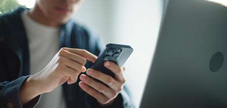 Mann tippt auf Smartphone