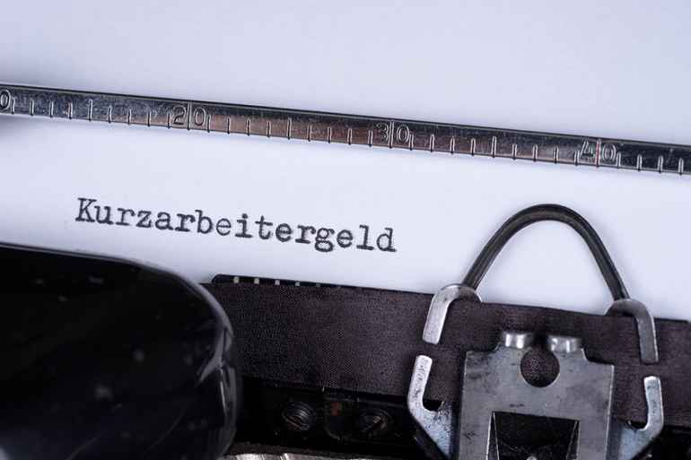 Foto: Schreibmaschine mit Aufschrift Kurzarbeitergeld