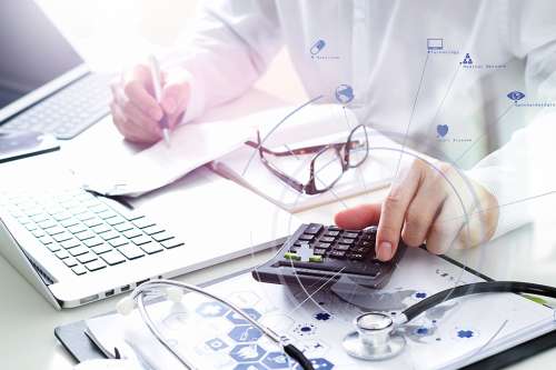 Foto: Arzt arbeitet am Laptop