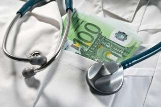 Foto: Stethoskop und Hunderteuroscheine